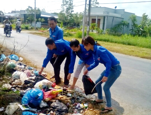 Đoàn viên thanh niên tham gia dọn dẹp rác thải, làm sạch các tuyến đường